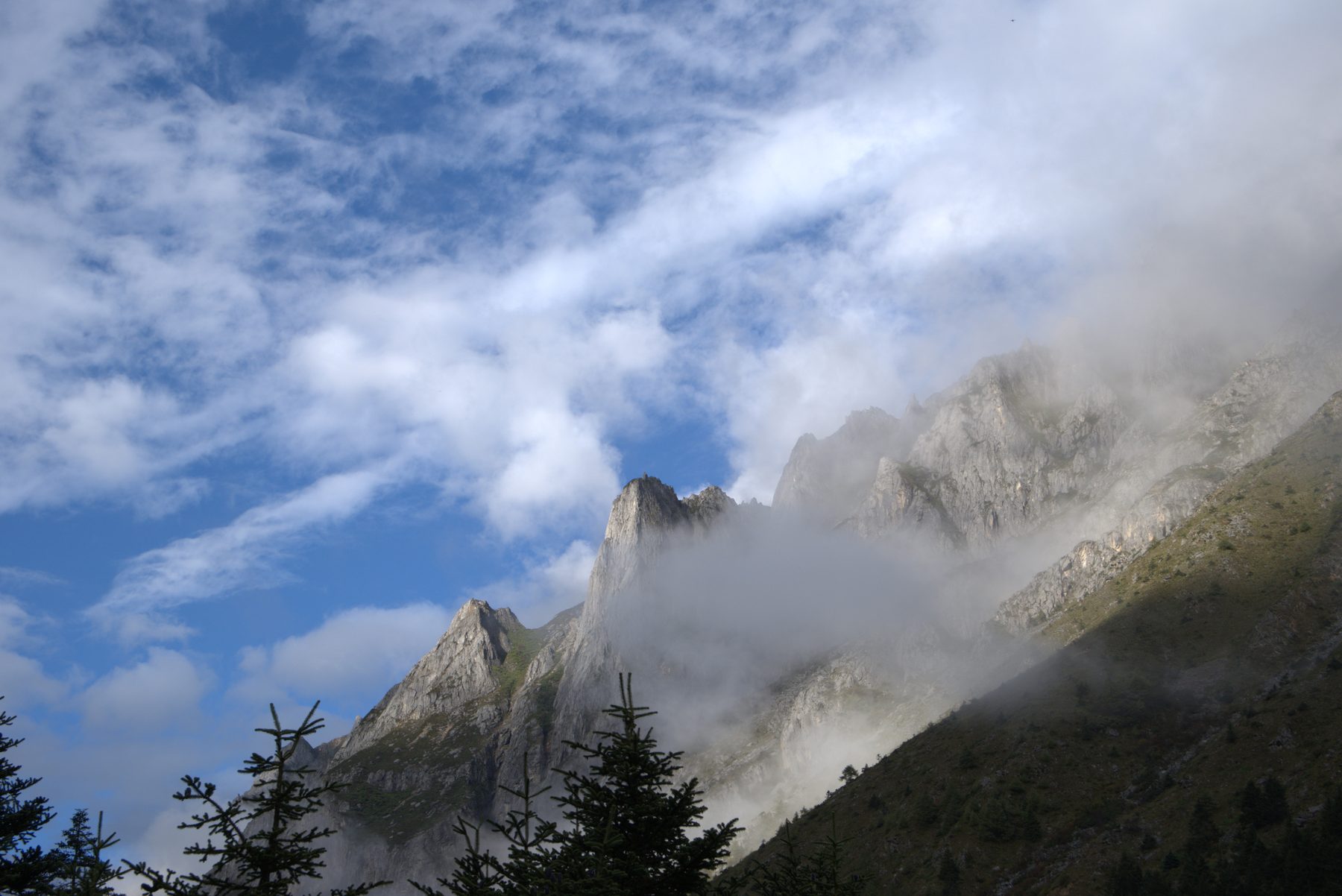 云雾中的岩峰