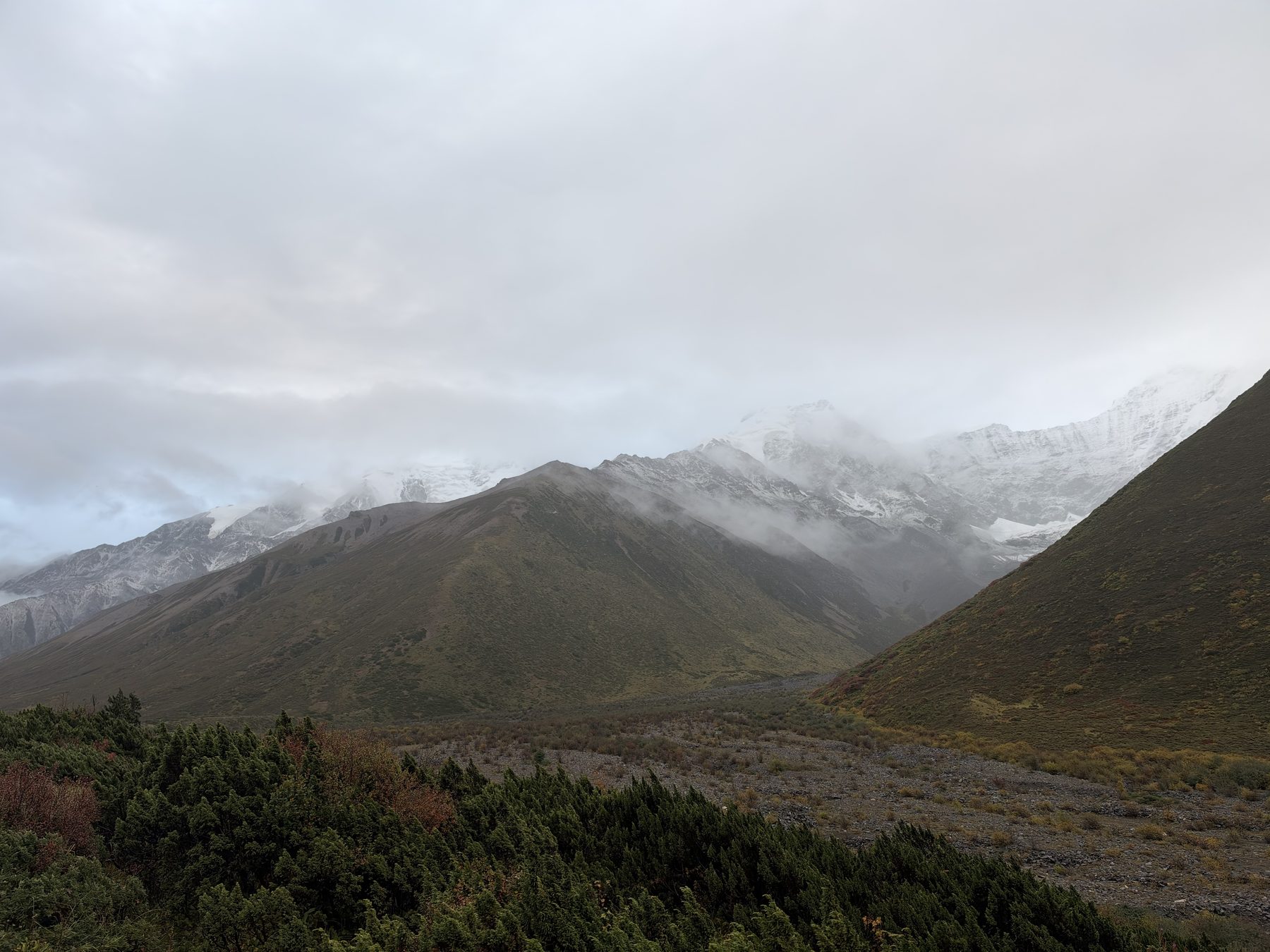 莫溪沟尾的雪山