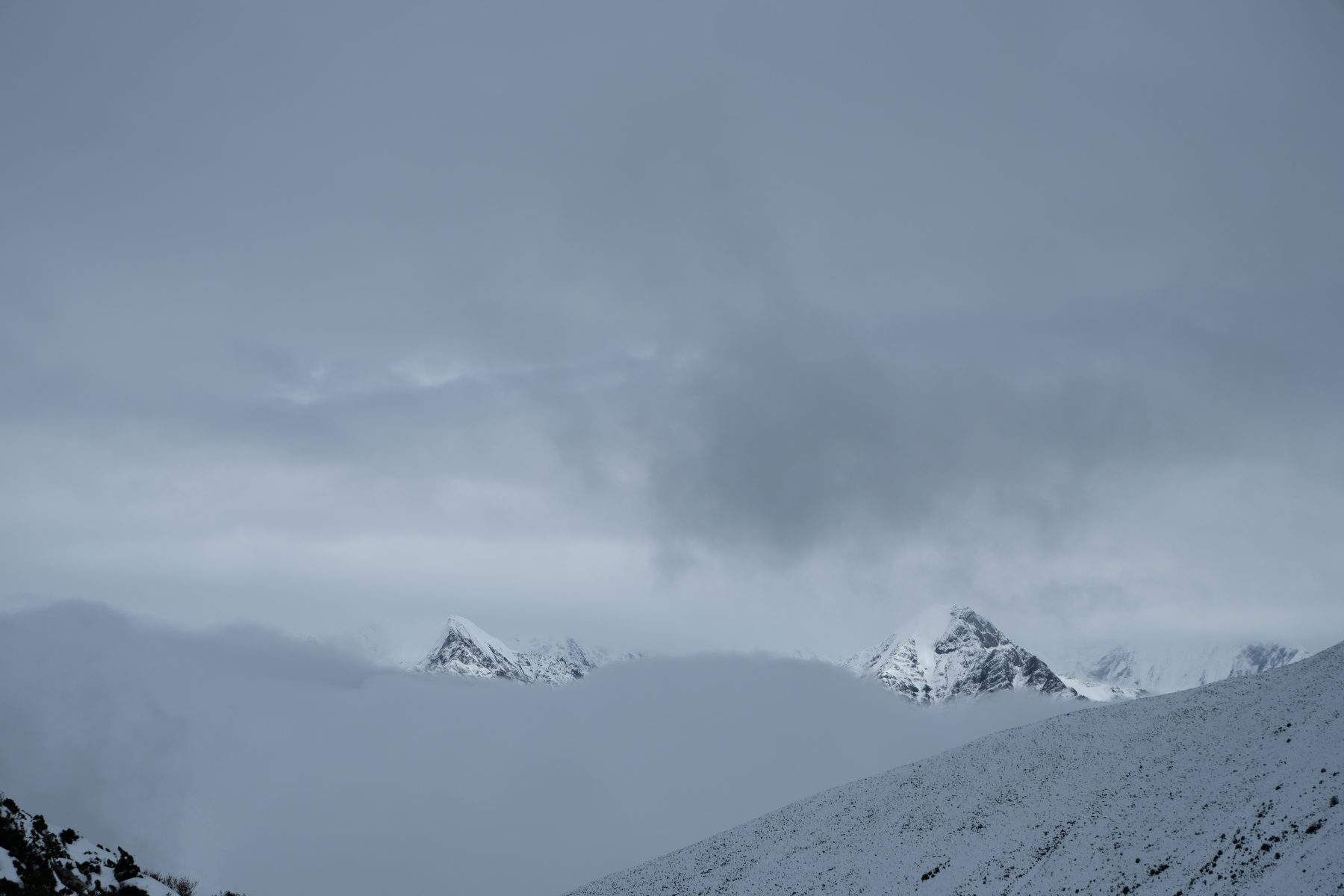 云雾中的雪峰
