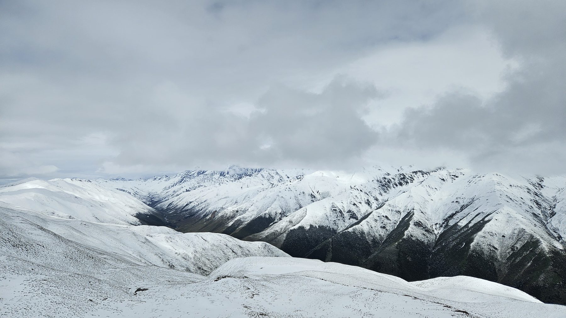 龙结曼垭口的雪岭全景