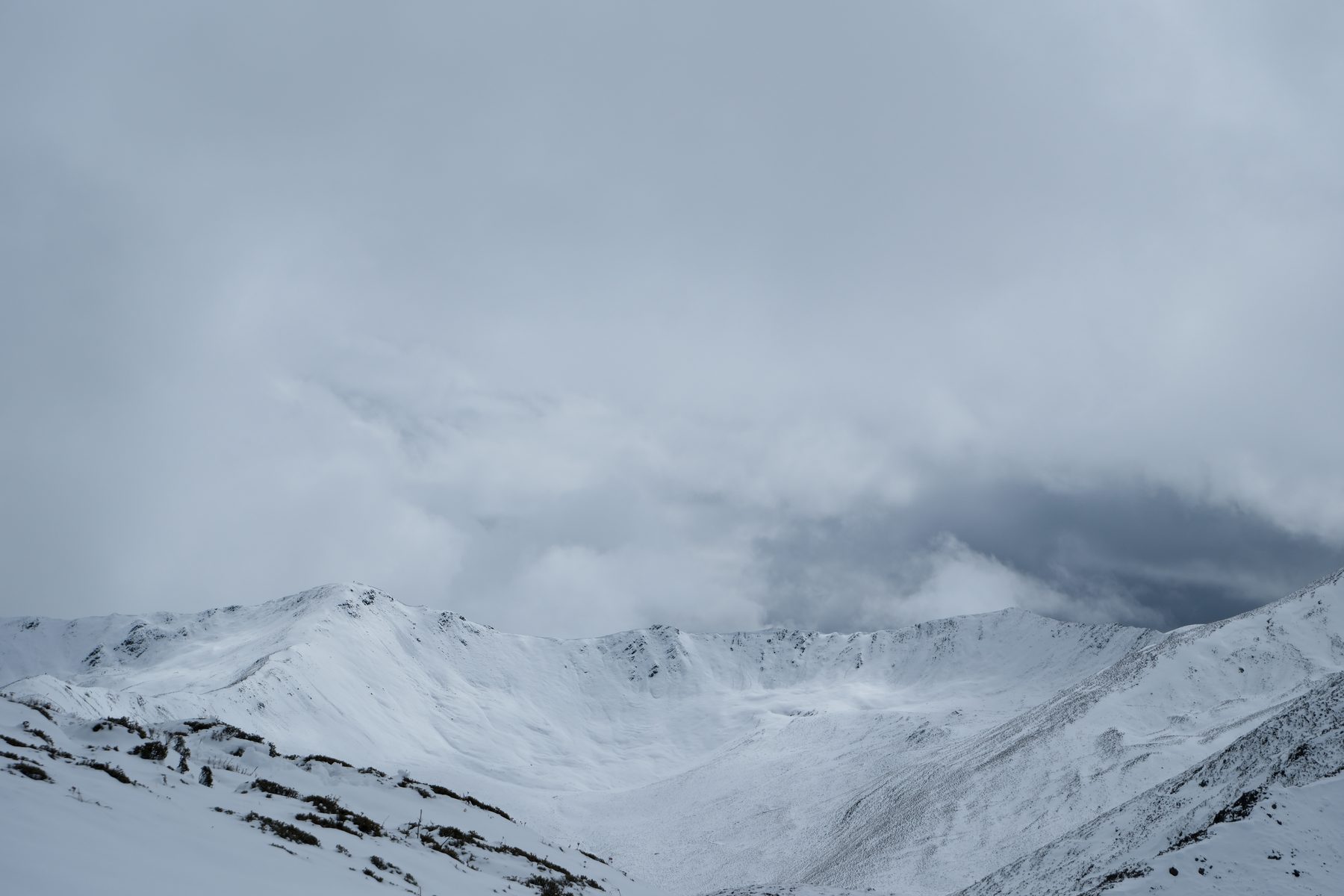 雪岭连绵