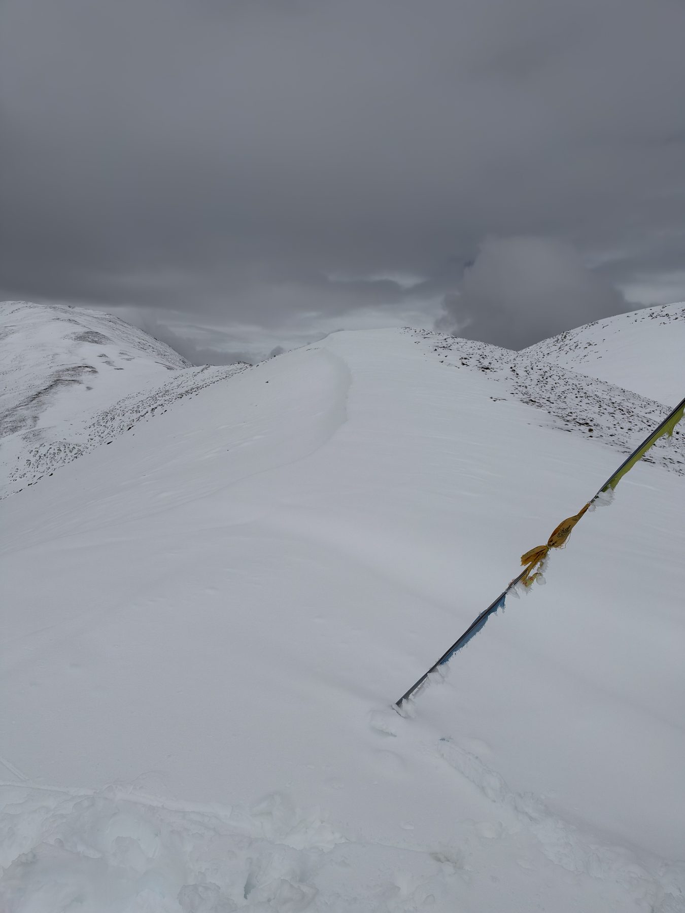 龙结曼垭口的经幡